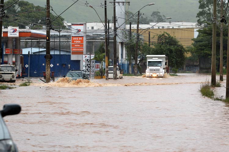 Até quando? Moradores do Bairro Industrial sofrem com alagamentos há pelo menos 50 anos 4 enchente bairro industrial 1 by fernando