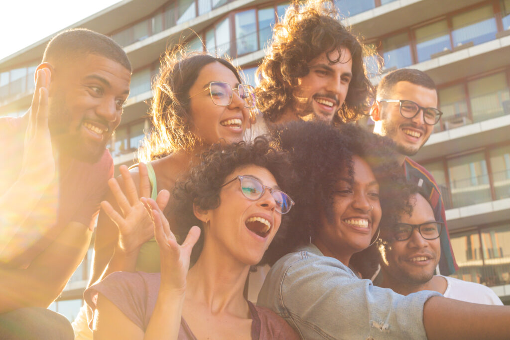 Gestão comportamental: o segredo para equipes altamente capacitadas, motivadas e produtivas 2 joyful multiethnic friends taking funny group selfie