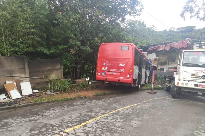 Ônibus bate em casa na Cidade Alta e deixa dois feridos 1 onibus no borboleta by grabriel silva e1641819008962