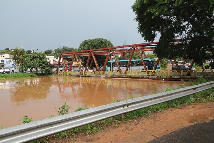 Rio Paraibuna tem segunda maior cheia em 20 anos, segundo Defesa Civil 5 ponte santa terezinha by fernando priamo