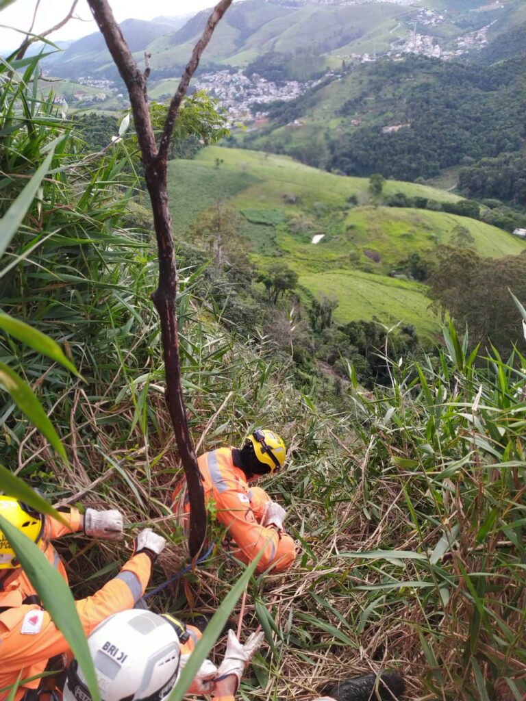 Jovem sofre queda após tentar escalar pedreira no Floresta 3 resgatefloresta