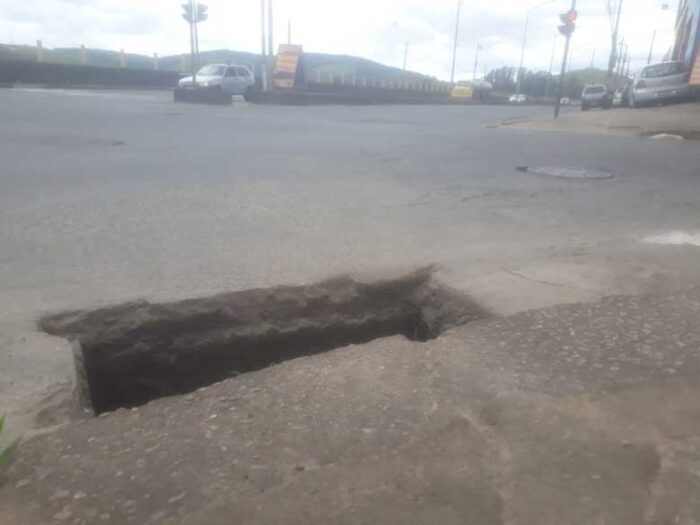 Leitor denuncia boca de lobo sem tampa na Zona Norte 1 vu14.01