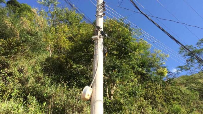 Poste está danificado no Linhares 1 vu27.01