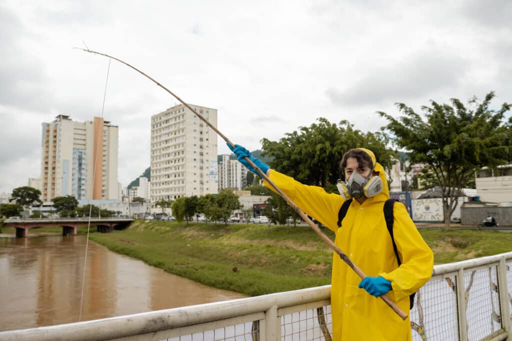 Artistas pedem socorro para o Rio Paraibuna em performances pelas ruas de JF 1 2 intervencao pau brasil rio paraibuna by barbara landim