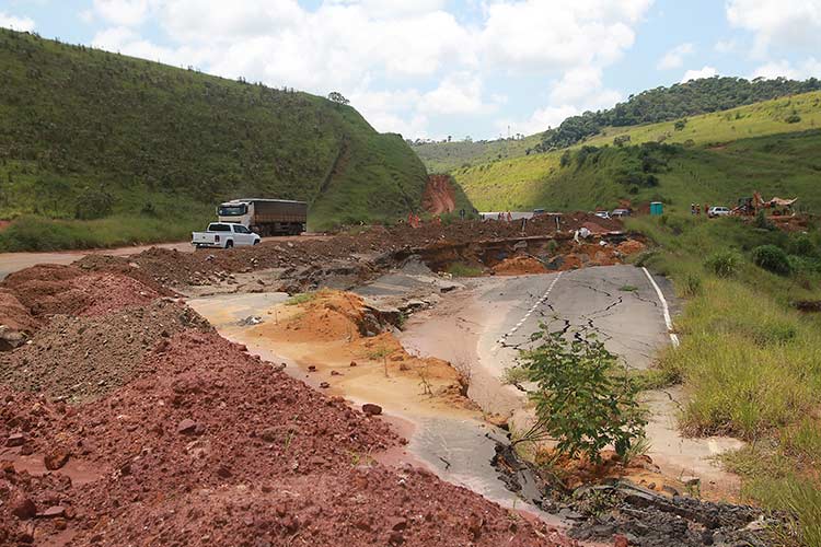 Às vésperas do carnaval, buracos e barreiras prejudicam tráfego nas estradas 3 AMG 3085 fernando4