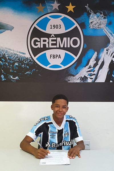 Há sete anos no Grêmio, juiz-forano tem contrato profissional e quer título brasileiro 4 Adeilson Junior contrato Gremio foto twitter Gremio