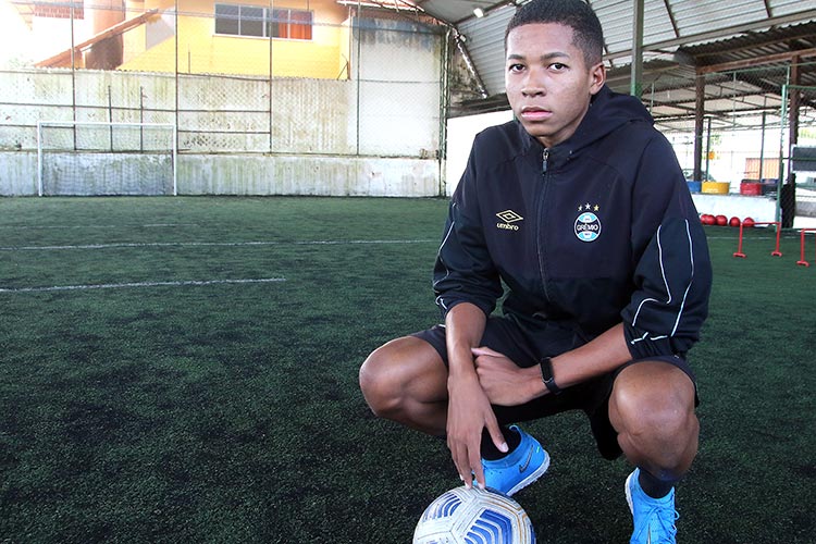 Há sete anos no Grêmio, juiz-forano tem contrato profissional e quer título brasileiro 5 Adeilson Junior fernando priamo 3 destacada