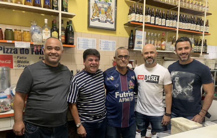 Susane Castro e Felippe Balbi no Bloco do Leão, em Ubá 2 Rondinely Vieira, CR e Sidney Vieira com os irmãos Jefferson e Guilherme Duarte no tradicional Bar do Futrica, que está comemorando 65 anos
