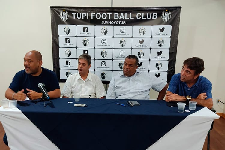 Presidente e diretor do Tupi repercutem discussão em jogo-treino: "Quem não quiser, pode ir embora" 2 Coletiva Tupi foto Bruno Kaehler