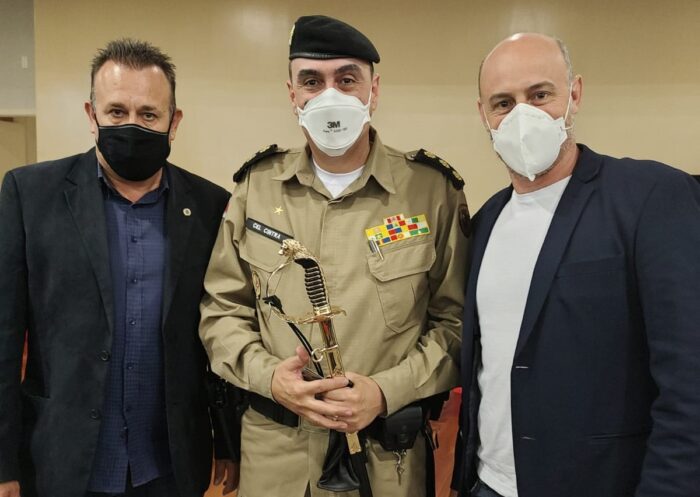 O novo comandante da 4ª Região da PM, coronel Renato Cintra ladeado pelos vereadores Vagner Oliveira e Maurício Delgado 1 O novo comandante da 4ª Região da PM, coronel Renato Cintra ladeado pelos vereadores Vagner Oliveira e Maurício Delgado