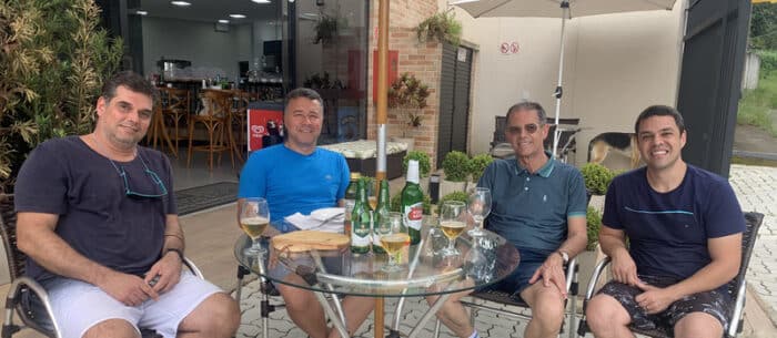 Chris Hubner e Cláudia Figueiredo, jornalistas de sucesso na Transamérica FM e nas redes sociais 2 Rodrigo Pinho, Marcelo Detoni, Sérgio Moreira e Hugo Franzone em tarde informal na Imperiale