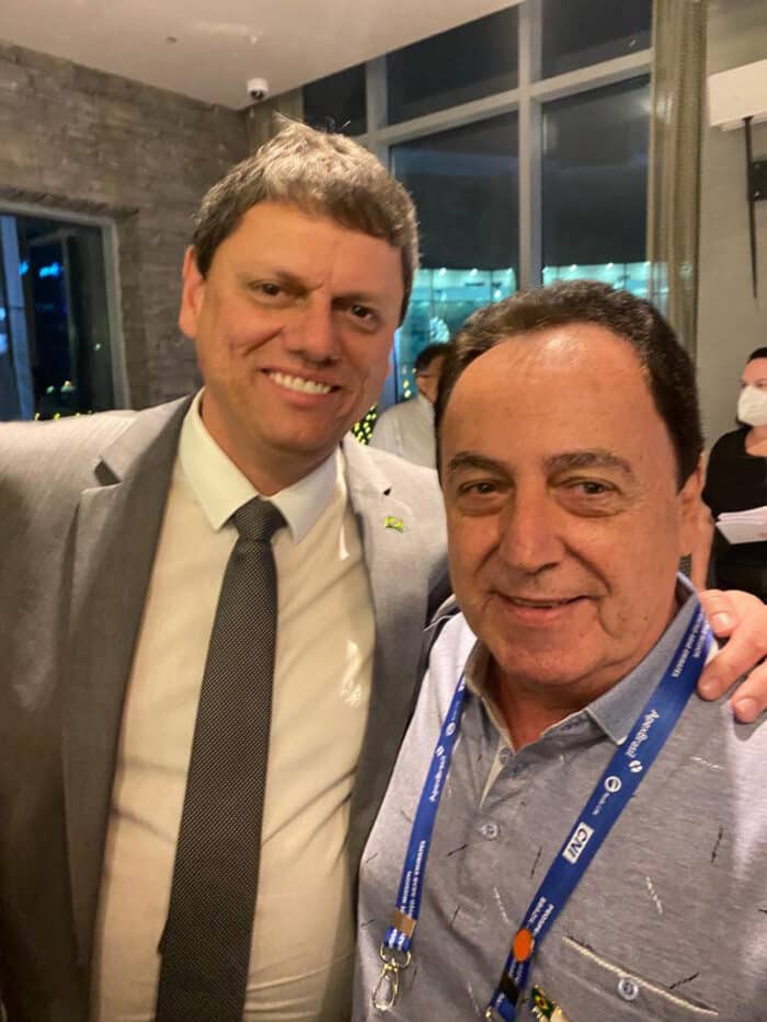 O charme da cantora Lud Castañon 2 O ministro da Infraestrutura Tarcísio de Freitas e o presidente do Sinduscon, Aurélio Marangon