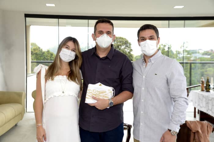 As gêmeas Ana Lúcia Ribeiro Signorelli e Ana Paula Ribeiro, elegantes aniversariantes desta terça-feira, anteciparam a comemoração no final de semana 2 O padre Pierre, ladeado por Thaís de Landa Gonçalves e Hugo Franzone, na bênção inaugural da Flora Residencial Sênior, ontem, no Novo Horizonte Foto: Wólmer Monteiro