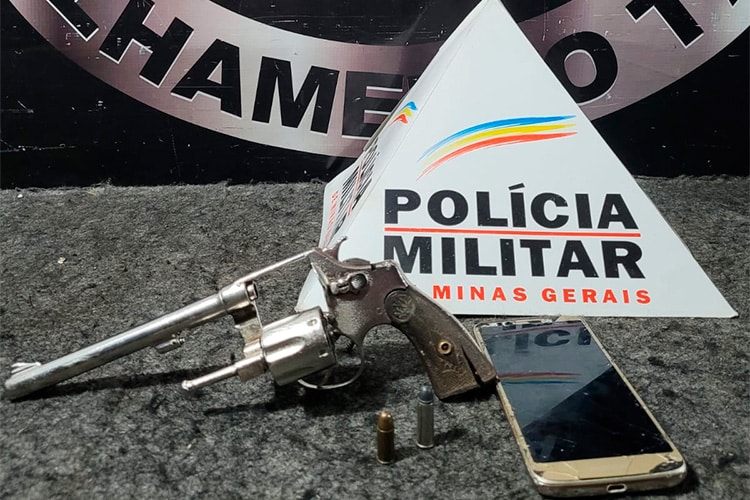 Policiais gêmeos atuam em perseguição e prendem suspeito em matagal 2 apreensao arma by pm