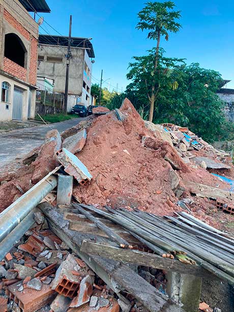 Após escorregamento de encosta, PJF inicia demolições de três imóveis no Vitorino 1 demolicao rua do vitorino by mariana floriano4