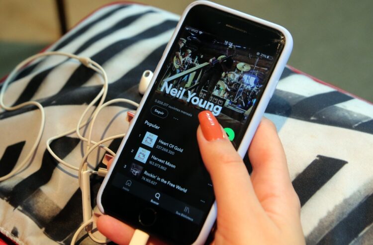 Artistas comentam a polêmica Neil Young vs. Spotify 1 neil young e1644003057229