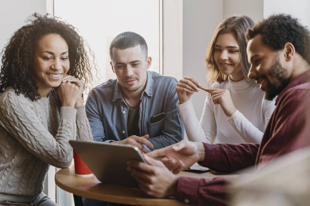 Intraempreendedorismo: como profissionais e empresas podem se tornar mais relevantes em um mercado competitivo e dinâmico 2 teamwork meeting with business people