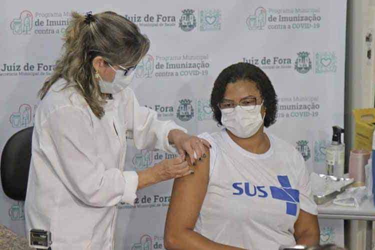 09-Primeira-Vacina-Covid-JF-Leonardo-Costa--20.01 09-Primeira-Vacina-Covid-JF-Leonardo-Costa--20.01