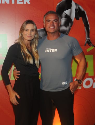 Toninho Simão (de camiseta preta) ladeado pelo alto comando da Amstel 2 Geise e Neylson Almeida Foto: Andréa Ottoni