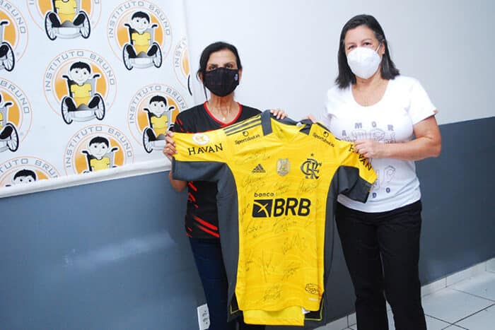 Instituto Bruno rifa camisa do Flamengo autografada por jogadores do clube 2 Instituto Bruno camisa Flamengo Rifa