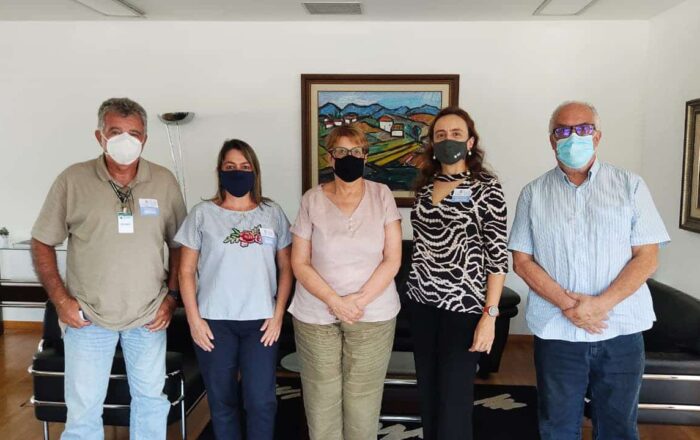 O presidente do Sinquifar, Henrique Thielmann, a diretora de fábricas da Becton Dickinson Ana Paula Pires, a prefeita Margarida Salomão, a diretora de relações públicas da BD, Alessandra Calabró e o secretário de Desenvolvimento, Ignácio Delgado ontem no encontro que teve agenda muito positiva e a abertura para novas parcerias 1 O presidente do Sinquifar, Henrique Thielmann, a diretora de fábricas da Becton Dickinson Ana Paula Pires, a prefeita Margarida Salomão, a diretora de relações públicas da BD, Alessandra Calabró e o secretário de Desenvolvimento, Ignácio Delgado ontem no encontro que teve agenda muito positiva e a abertura para novas parcerias