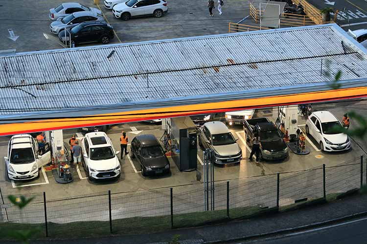 Após anúncio de novo reajuste, motoristas correm aos postos em JF 2 Postos fernando priamo