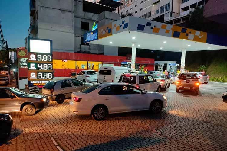 Após anúncio de novo reajuste, motoristas correm aos postos em JF 1 Postos2 Bruno Kaehler