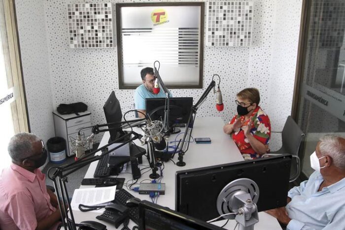 Margarida sinaliza solução para enchentes no Bairro Industrial 1 Prefeita Margarida na Radio fernando priamo 14