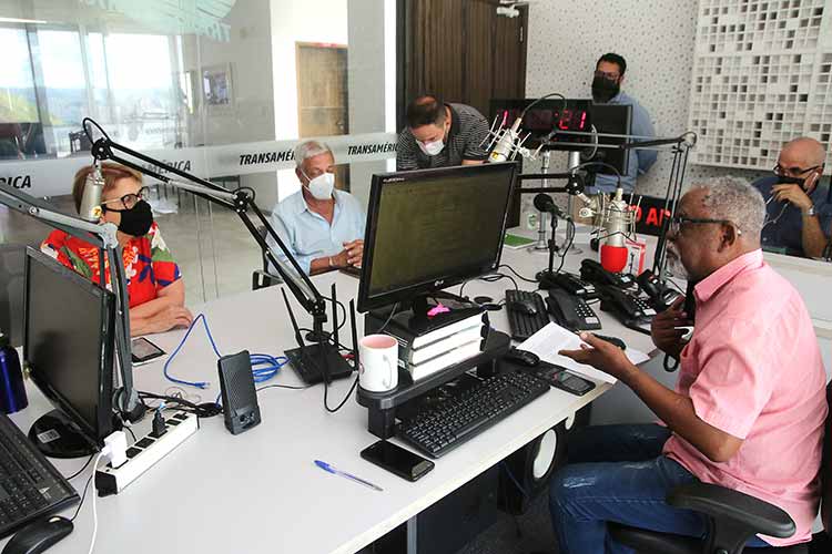 Margarida sinaliza solução para enchentes no Bairro Industrial 3 Prefeita Margarida na Radio fernando priamo 5