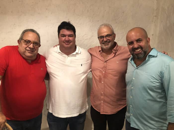 Diogo Souza Gomes, Tamires Negrão, Luciane e Marcelo Fortes Cedrola, anfitriões da concorrida festa de apresentação do movimento @maisdoquemorar, na Vinho&Ponto, no Spazio 2 Rogério Adum Araujo com o presidente do Clube do Whisky, Alexandre Elias Ferreira, o reitor da UFJF Marcos David e Lessandro Hebert no jantar do Milos