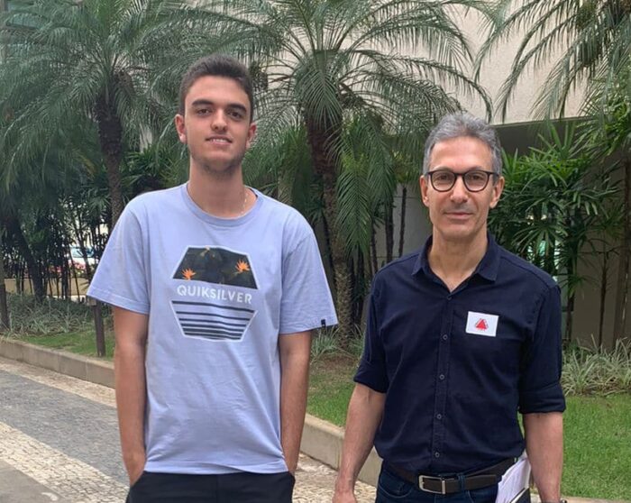 Eles Acontecem e JF Por Aí... 1 Com o governador Zema: Felipe Manera fez questão de cumprimentar o governador Romeu Zema, quando ele participou de um almoço no condomínio que mora. A propósito, Felipe segue os passos do pai, Carlos Eduardo Manera: acaba de ser aprovado para engenharia civil na UFJF.