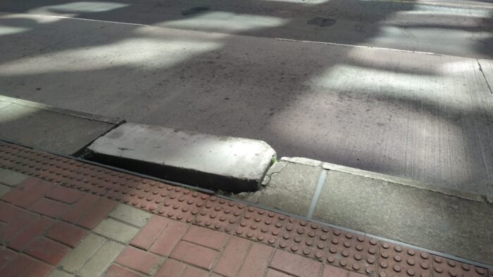 Bueiro danificado no Centro de JF 1 WhatsApp Image 2022 03 08 at 12.19.26