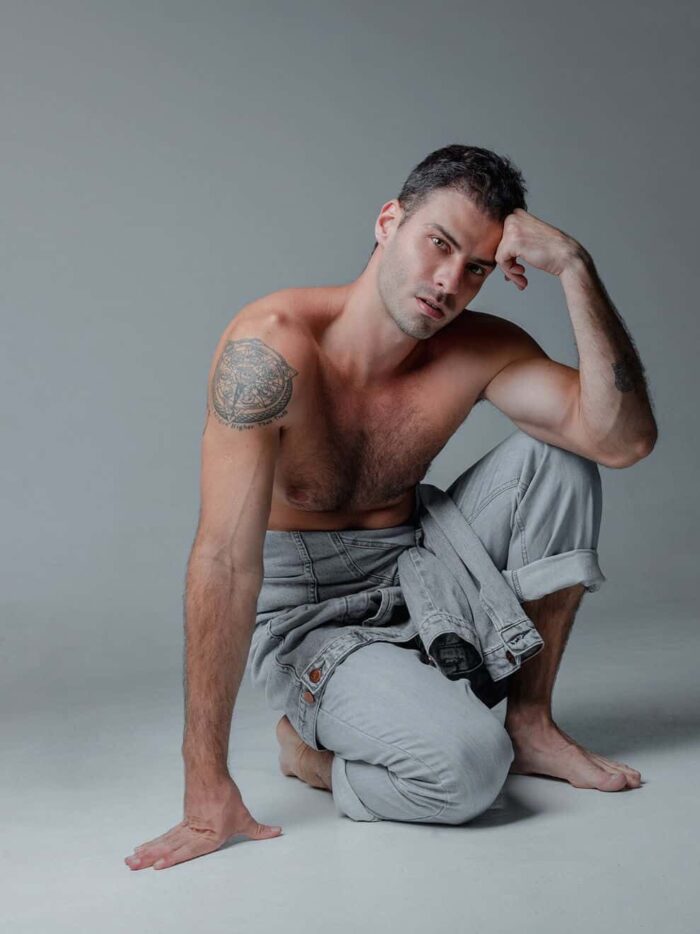 Em comemoração aos 11 anos que ganhou o título de Mister Brasil, o ator juiz-forano Lucas Malvacini fez o primeiro ensaio fotográfico de 2022, com peças da Lee Jeans. Lucas, que recentemente passou por um transplante capilar, estreou no mercado imobiliário e assumiu o 'marketing' da Gran Masson, que será inaugurada em abril, com projeto de Renan Masson. FOTO: Thiago BROV