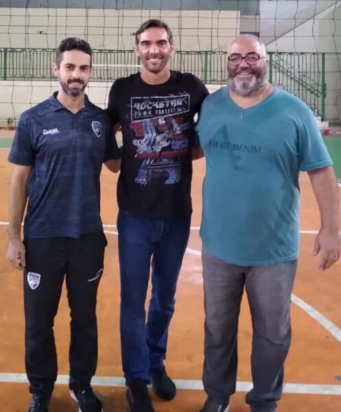 Giba, medalha de ouro no vôlei, ladeado pelo supervisor Helder Zimmermann de Oliveira e o diretor-adjunto Heglison Toledo, durante a visita que fez ao Centro de Ensino JF Vôlei, vitorioso projeto esportivo que reúne mais de 300 alunos