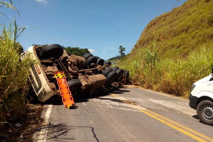 Motorista morre após tombamento de carreta na MG-133 1 acidente mg 133 1 1