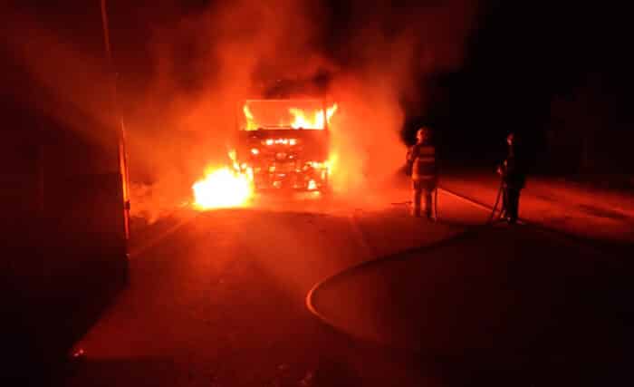 Caminhão que carregava carga viva de suínos pega fogo na BR-265 1 caminhao suinos foto divulgacao corpo de bombeiros