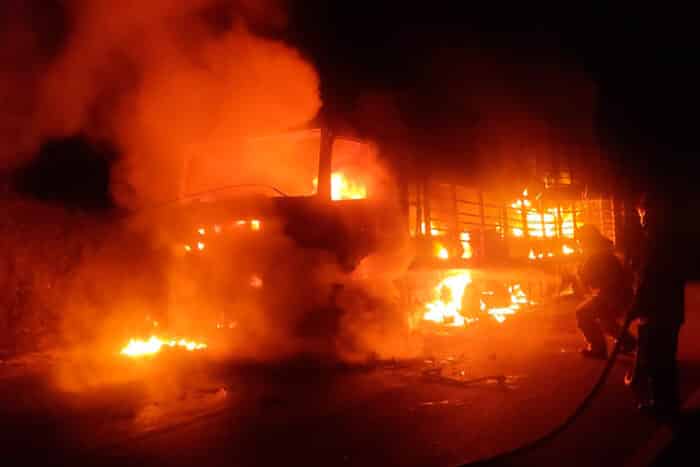 Caminhão que carregava carga viva de suínos pega fogo na BR-265 2 caminhao suinos foto divulgacao corpo de bombeiros2