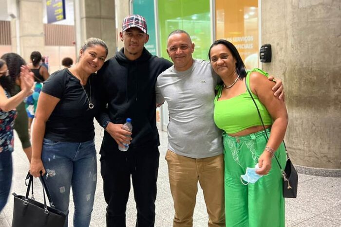 Jogador juiz-forano Guilherme Smith já está em solo brasileiro 1 guilherme e familia arquivo pessoal