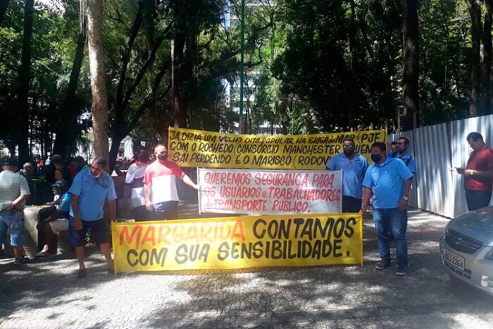 Rodoviários fazem manifestação no Centro pela manutenção de empregos 1 manifestacao rodoviarios foto divulgacao sinttro