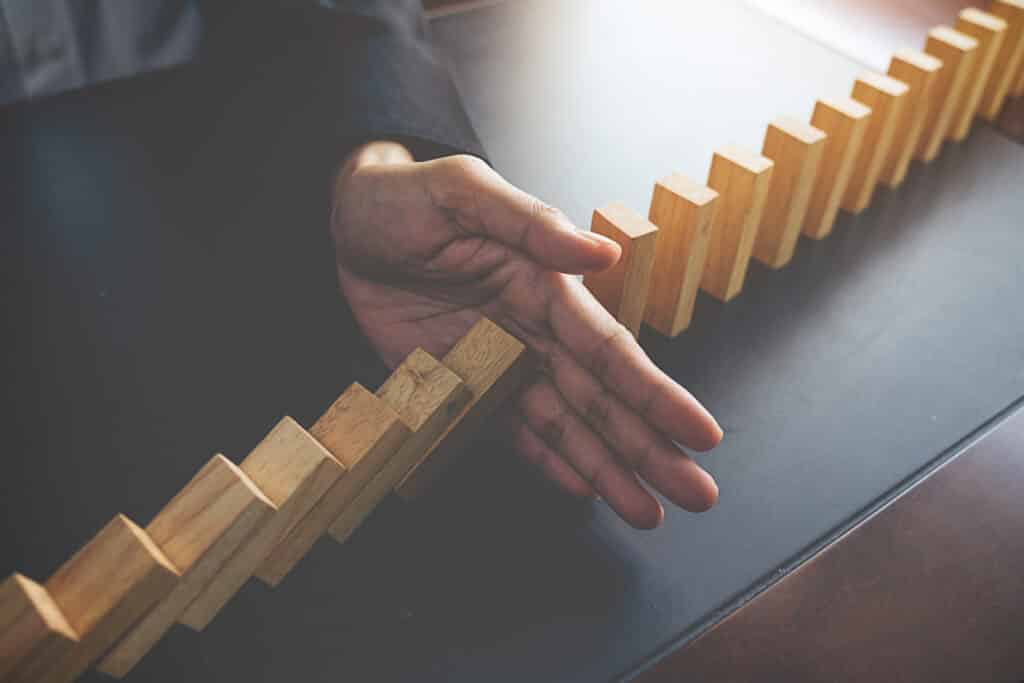 Profissionais e mercado de trabalho: a importância da adaptabilidade nesta relação 2 problem solving close up view hand business woman stopping falling blocks table concept about taking responsibility