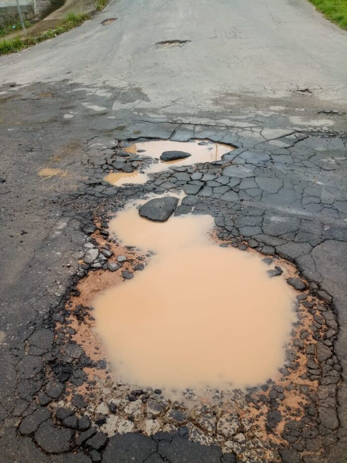 Buracos em via pública no Vivendas da Serra 1 vu24.03