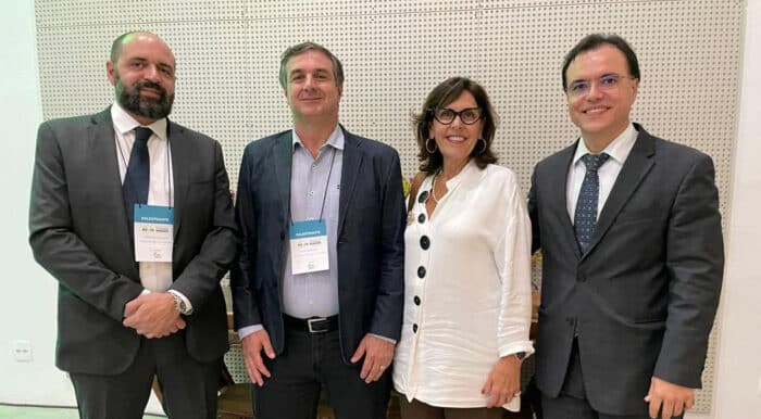 Os consultores tributários Leonardo Guedes e Fúlvio Albertoni com os tabeliões Aidê Galil (Matias Barbosa) e Hércules Benício 2 Encontro de Cartórios em Tiradentes: Os consultores tributários Leonardo Guedes e Fúlvio Albertoni com os tabeliões Aidê Galil (Matias Barbosa) e Hércules Benício, do 1o Ofício de Notas do Distrito Federal, durante o Encontro Notarial Mineiro, realizado na Pousada Pequena Tiradentes. O evento, que contou com a presença do presidente do Tribunal de Justiça de Minas Gerais, desembargador Gilson Soares Lemes, marcou também os 10 anos de criação do Colégio Notarial do Brasil - Seção Minas Gerais.