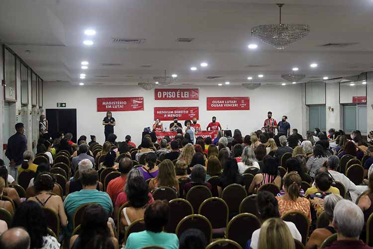 Professores chegam a acordo com a PJF e terão reajuste de 33,24% 1 Assembleia professores fernando priamo 8