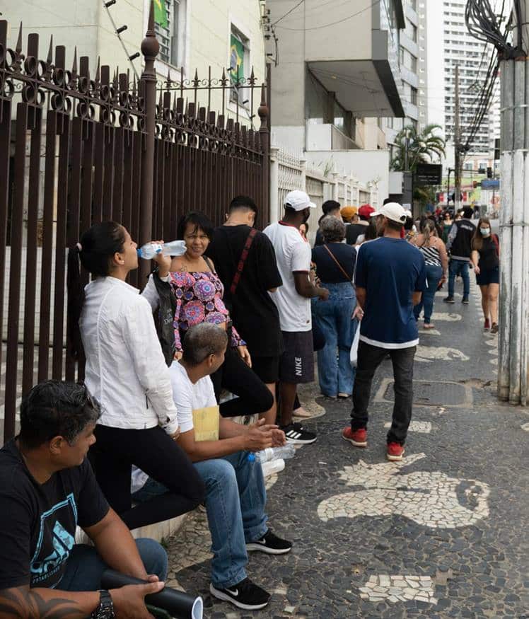 Eleitores fazem fila para regularizar o título de eleitor neste fim de semana 1 DSC03027