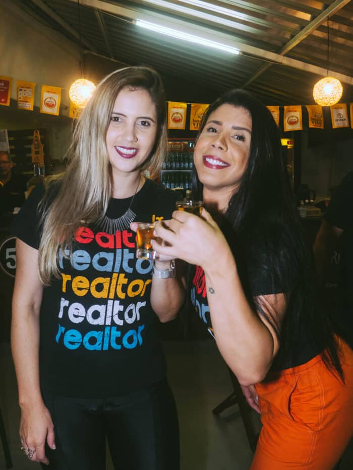 Mariana Fazza e Júlia Duque enfeitaram a caravana da Brasil Imóveis no Comida di Buteco 1 Mariana Fazza e Júlia Duque enfeitaram a caravana da Brasil Imóveis no Comida di Buteco