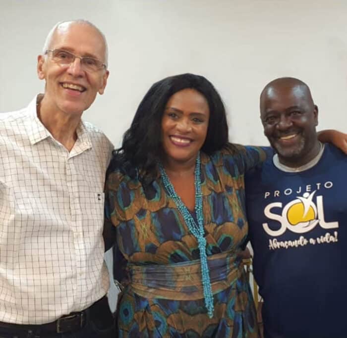 Armando Falconi, Sandra Portela e Paul Almeida clicados na movimentada reunião do Projeto Sol - Abraçando a Vida, no Ritz Hotel
