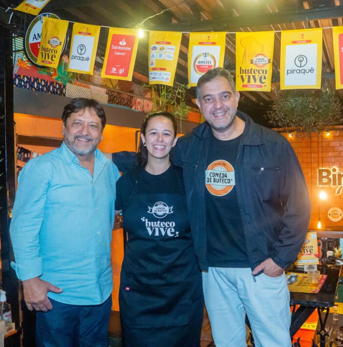 Flávia Jannuzzi recebendo, no Birosca, Ângelo Marciano Lopes, (liderando a caravana da Suprema no Comida di Buteco) e Toninho Simão