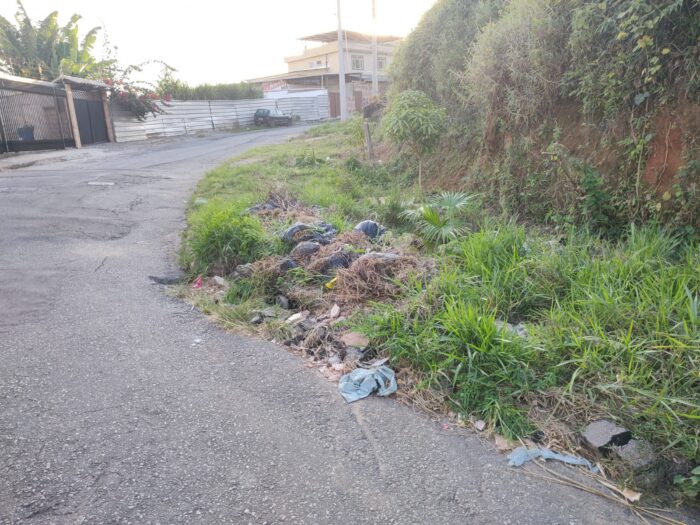 Moradores reclamam de lixo em boca de lobo no Grajaú 1 WhatsApp Image 2022 04 22 at 09.19.15