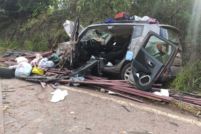Idosa morre e outras duas pessoas ficam feridas após colisão entre carreta e carro 1 acidente mgc by bombeiros