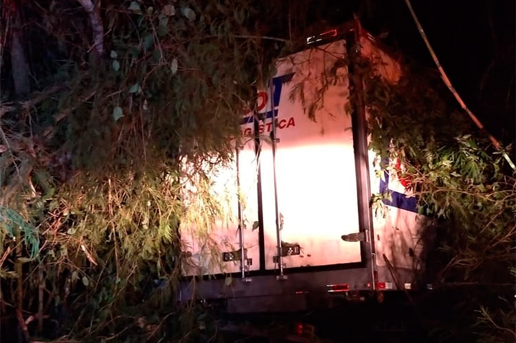 Caminhão cai em abismo e condutor morre em Tabuleiro 1 acidente tabuleiro by pmr